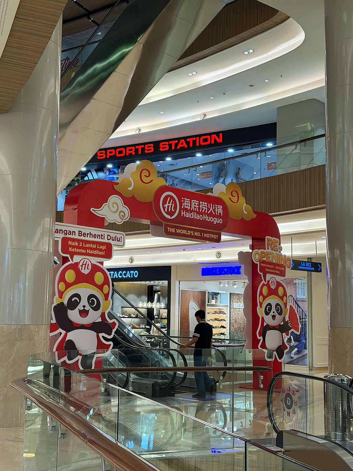 Opening gate event di mall
