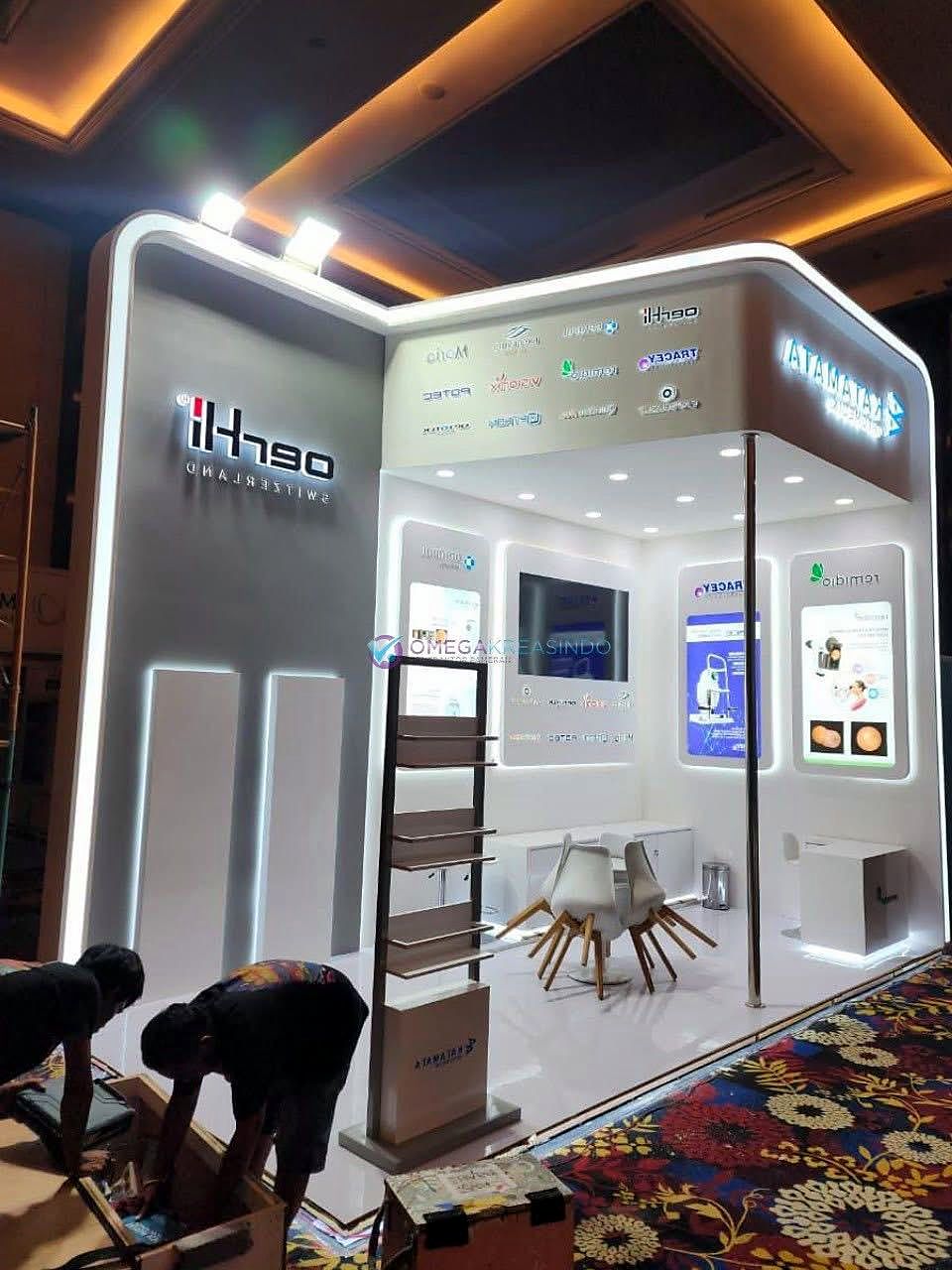 Tim sedang instalasi booth di lokasi event